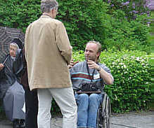 mit ''H�nden und F��en'' inmitten einer ''Verhandlung''
