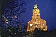auch bei Nacht ist die Kirche als Wahrzeichen weit sichtbar