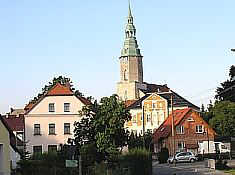 drfliche Idylle mit der Kirche im Zentrum von Dittersbach