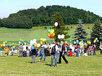 Luftballon-Aktion - Kinder verschicken Gr&uuml;&szlig;e in alle Welt