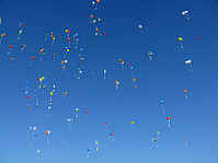 Luftballon-Aktion - Kinder verschicken Gr&uuml;&szlig;e in alle Welt