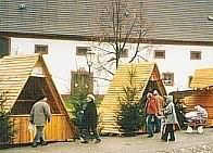 ... mit den Finnh�tten vom Kloster