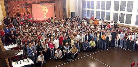 das Gruppenfoto zur Revival-Disco-Party ''EINMAL IM JAHR - die Wiedersehens-Disco in Dittersbach auf dem Eigen''